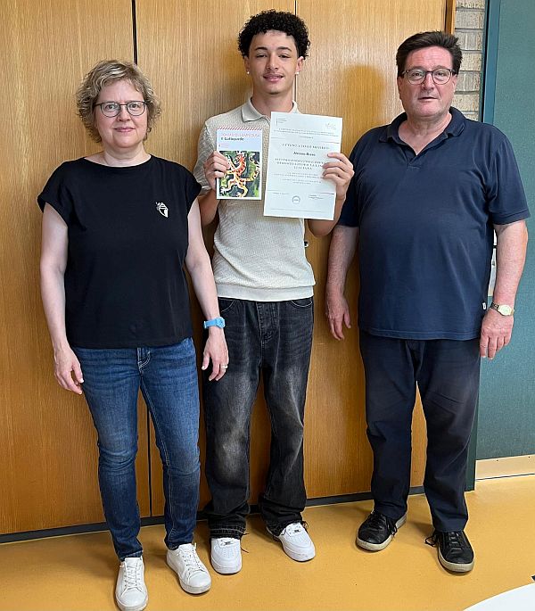 Alessio mit dem Schulleiter Volker Habermaier und seiner Lehrerin Birgit Kienzle (Bild: Lukas Liebich)