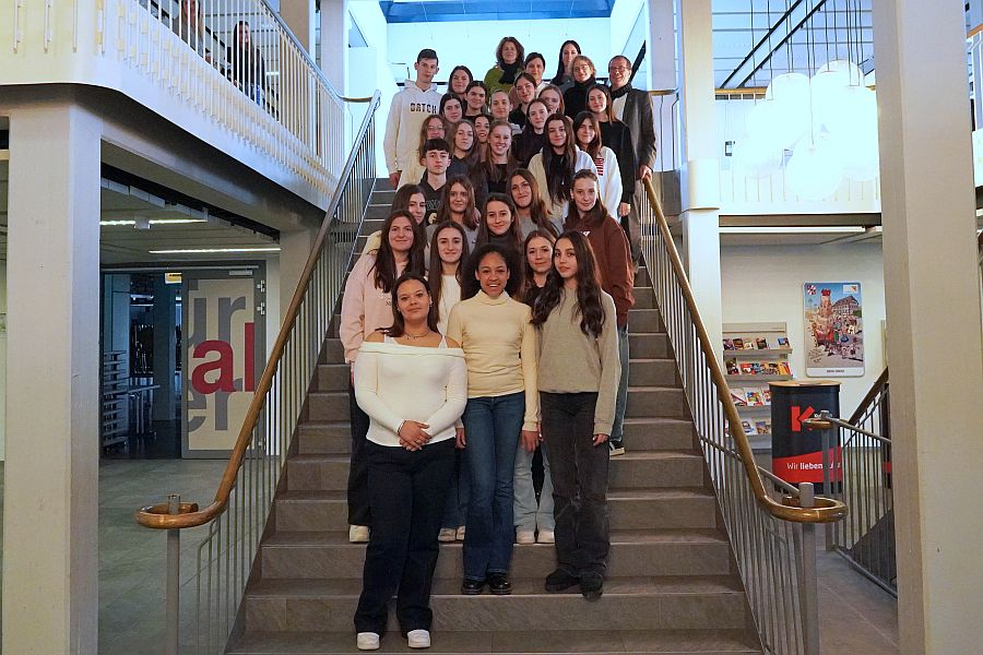 Italienische Austauschschülerinnen und -schüler auf der Treppe des Bürgersaals mit dem Oberbürgermeister Klaus Eberhardt (Bild: Silvia Waßmer)