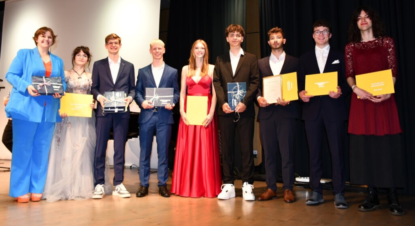 Die Preisträgerinnen und Preisträger des Georg-Büchner-Gymnasiums bei der Abifeier im Bürgersaal (von links): Melina Rogan, Julia Dietrich, Maximilian Saint-Denis, Erich Petraschka, Alina Pfau, Arian Gajraku, Pablo Planer und Tim Grass sowie Sam Müller (Bild: Heinz und Monika Vollmar)