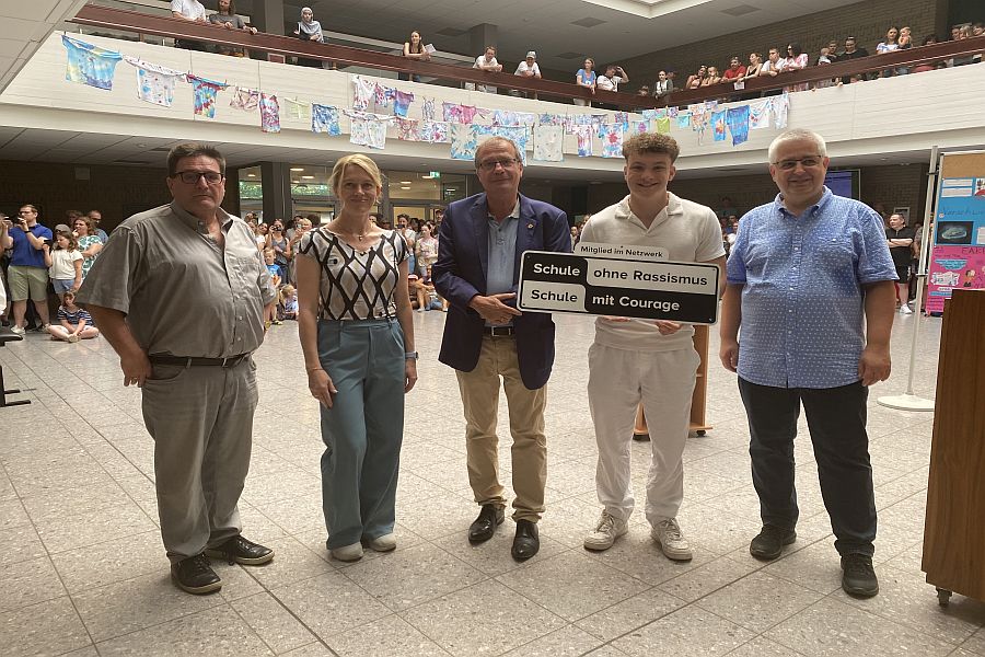 Volker Habermaier (von links), Anette Lassahn, Klaus Eberhardt, Schülersprecher David Quaß und Volker Weinberger mit dem neuen Schild „Schule ohne Rassismus, Schule mit Courage" (Bild: Heinz und Monika Vollmar)
