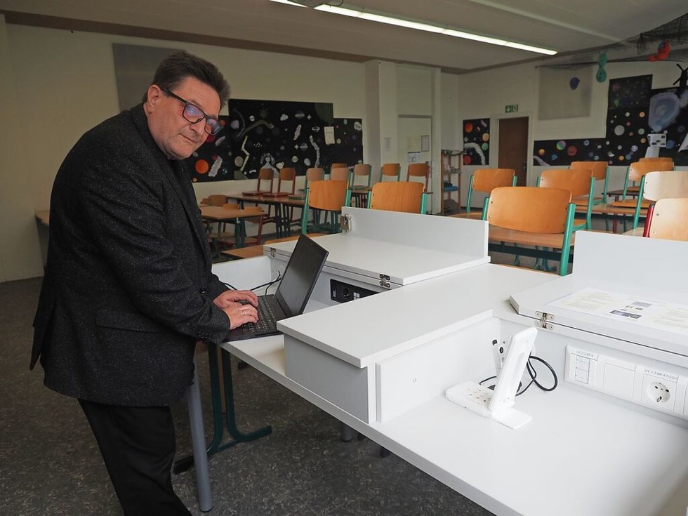 Direktor Volker Habermaier zeigt einen der digitalen Tische im Georg-Büchner-Gymnasium (Bild: Boris Burkhardt)