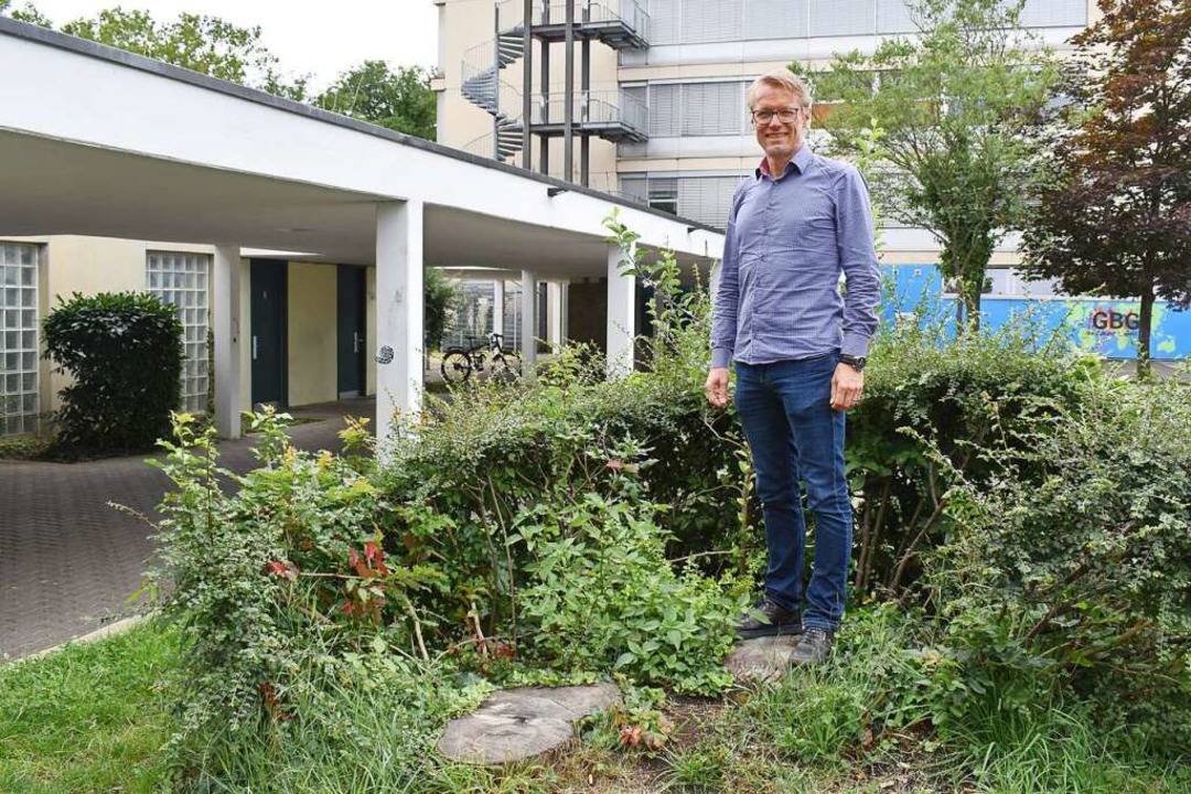 Frank Grimberg erklärt, dass über die Aktion „Schulhofträume“ in diesem vernachlässigten Beet ein neuer Baum gepflanzt werden soll (Bild: Horatio Gollin)