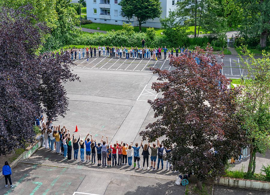 Schüler*innen und Lehrkräfte des GBG bei der Aktion #Ichstehauf, Bild: Jan Eberspach