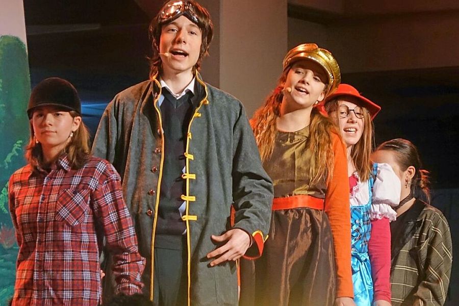 Der Kröterich Dominik Haller (zweiter von links) geht im Musical "Der Wind in den Weiden" im Lichthof des Gymnasiums gern auf große Fahrt (Bild: Roswitha Frey)