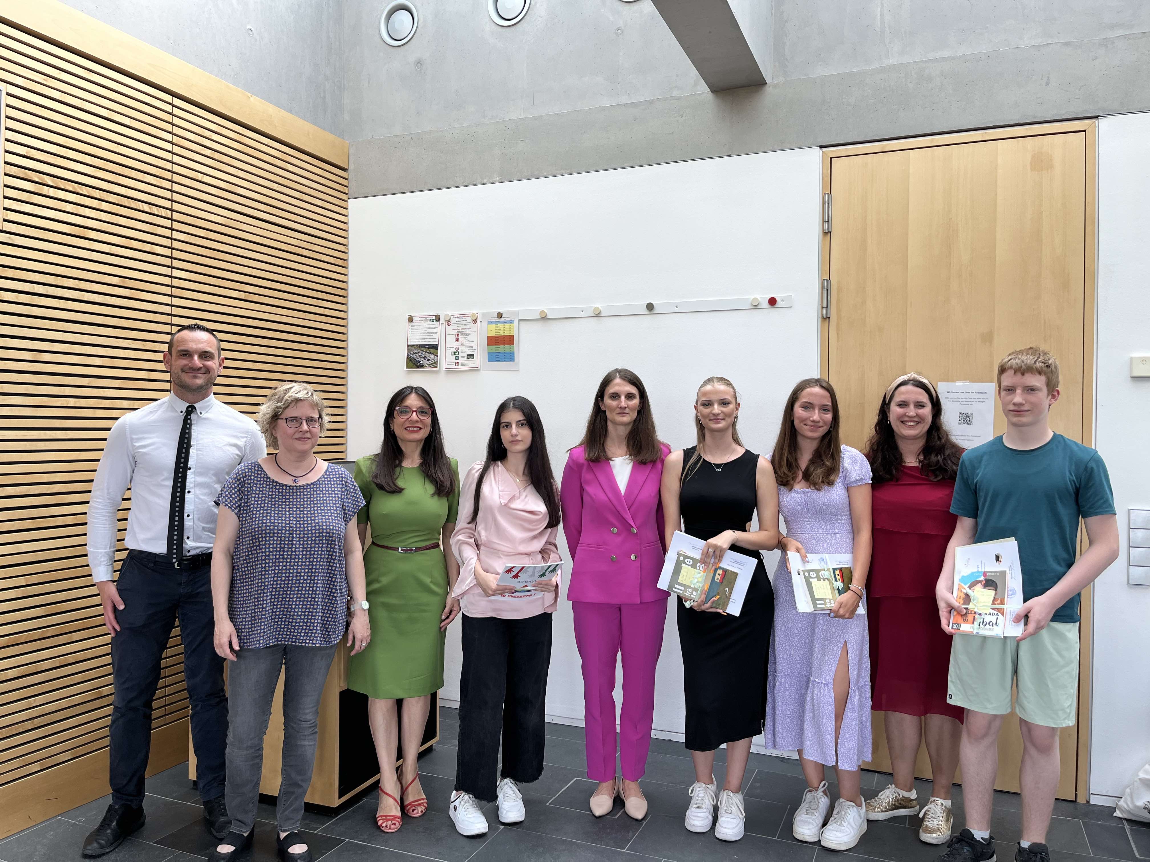 Von links nach rechts: Giuseppe Restuccia, Direktor des Italienischen Kulturinstituts Stuttgart, Birgit Kienzle, Fachreferentin Italienisch RPF, Concetta Matassa, Leiterin der Schulabteilung des Konsulats, die Preisträgerin Rim Hammoud, Francesca Toninato, Konsulin, die Preisträgerinnen Alisia Della Sala und Marilena Moser, Italienischlehrerin Julia Trojahn, Preisträger Mika Mühlemann (Bild: Giorgia Milano)
