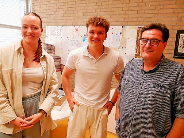 Tara Ewinger vom Schülerrat, Schulsprecher Daniel Quaß und Schulleiter Volker Habermeier (Bild: Heinz und Monika Vollmar)
