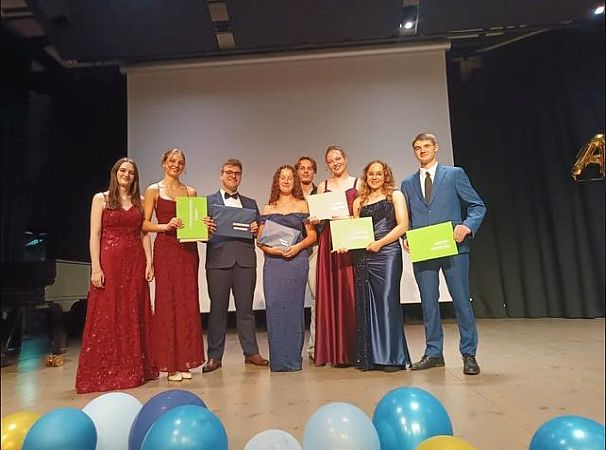 Die Preisträger vom Georg-BüchnerGymnasium (von links): Sarah Quaas, Romy Matilda Loidl, Andrei Tudor Oprisor, Stella Maria Waid, Banjamin Herrmann, Tara Ewinger, Michelle Koschella und Cedrik Gebhardt (Bild: Petra Wunderle)