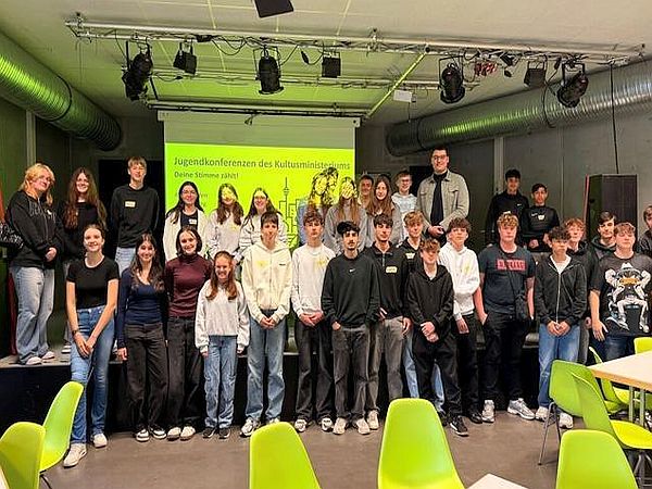 Um die 80 Neuntklässler nahmen an der Jugendkonferenz teil, um über die Wünsche und Forderungen der Jugend zu sprechen. Vom Jugendparlament: Almir Imeri (hinten, 3. von rechts), Laurin Rogan (hinten, 4. von rechts) und Jovana Vukovic (hinten, 5. von rechts) (Bild: Naima Früh)
