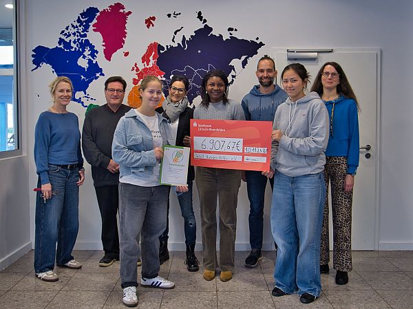 Übergabe des Schecks an die Welthungerhilfe (im Bild: Vertreterin des Arbeitskreises "Lebens- und Lernort" Anette Lassahn, Schulleiter Volker Habermaier, stellvertretende Schülersprecherin Jana Schneider, Co-Organisatorin des Sponsorenlaufs Jule Koppetsch, Vertreterin der Welthungerhilfe Hawa Grund-Djigo, Co-Organisator des Sponsorenlaufs Rouven Schmuck, stellvertretende Schülersprecherin Elena Wild, Vertreterin des Arbeitskreises "Lebens- und Lernort" Barbara Wodarz (Bild: Heiko Reznicek))